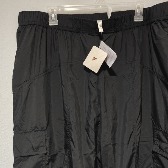 NWT Fabletics Cargo Joggers High Waisted XXL 1X Black Light Weight - Picture 6 of 8